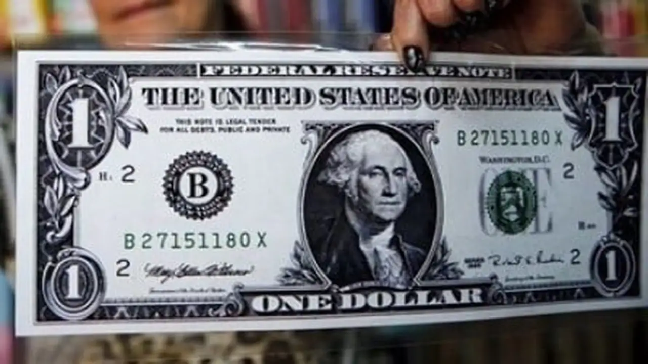 تراجع طفيف.. سعر الدولار الأمريكي يتأثر بهدوء التوترات الجيوسياسية في منطقة جرينلاند